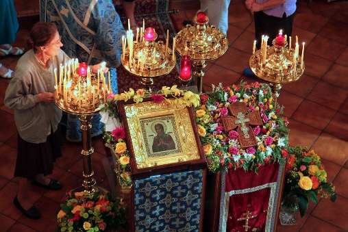 The Myrrh-Streaming Icons in Russia